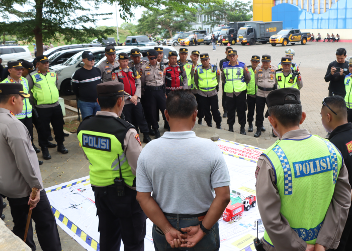 DITERJUNKAN: Ratusan personel Polres Jepara diterjunkan guna mengamankan laga Persijap Jepara Vs Gresik United pada Minggu (10/12).