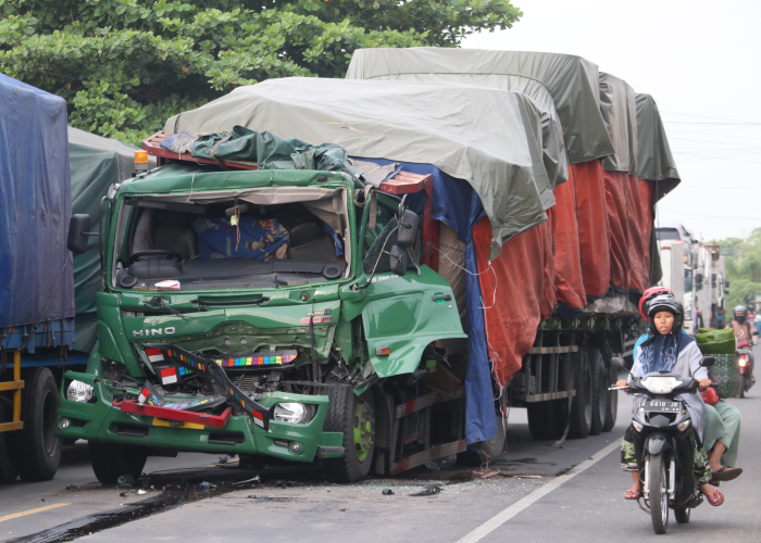 RINGSEK: Kondisi truk Hino setelah menyeruduk truk yang berada di depannya saat kecelakaan karambol Minggu (10/12).