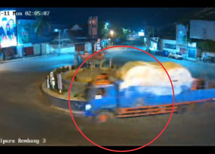 Rekaman cctv truk Tronton Tabrak Tugu Adipura-Papan Reklame di Depan Kantor Bupati Rembang