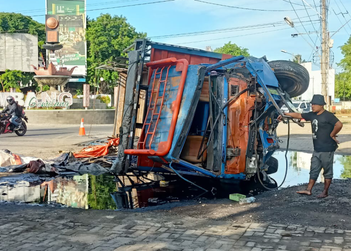 RINGSEK: Kondisi truk ringsek usai mengalami kecelakaan tunggal di Jalan Pantura Rembang tepatnya di depan kantor Bupati Rembang turut Desa Tasik Agung pada Senin (11/12) dini hari.