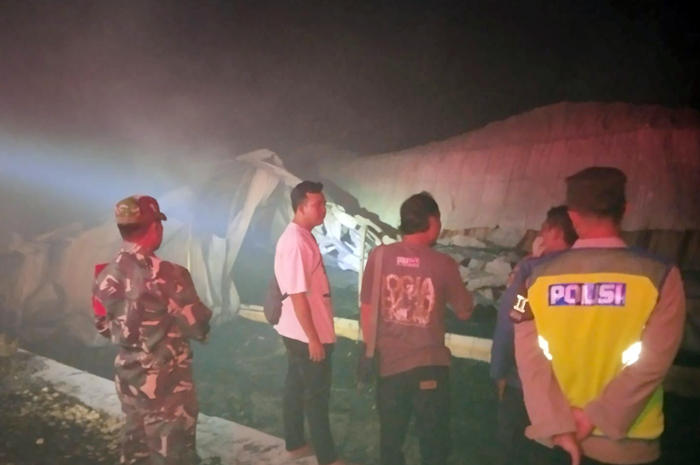 OLAH TKP: Anggota Polsek Toroh melakukan olah TKP di lokasi kebakaran di kandang ayam di Desa Bandungharjo, Kecamatan Toroh, Minggu malam (10/12).