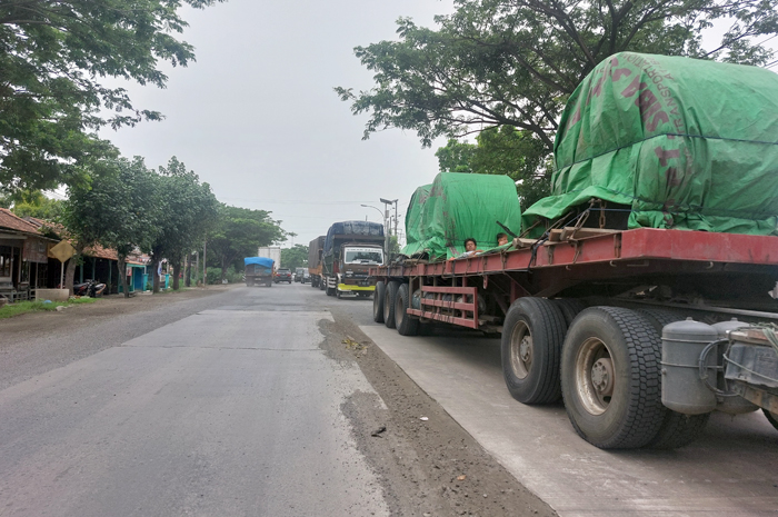 RAMAI: Kendaraan mulai mengantre pada titik perbaikan jalan pantura Batangan kemarin.