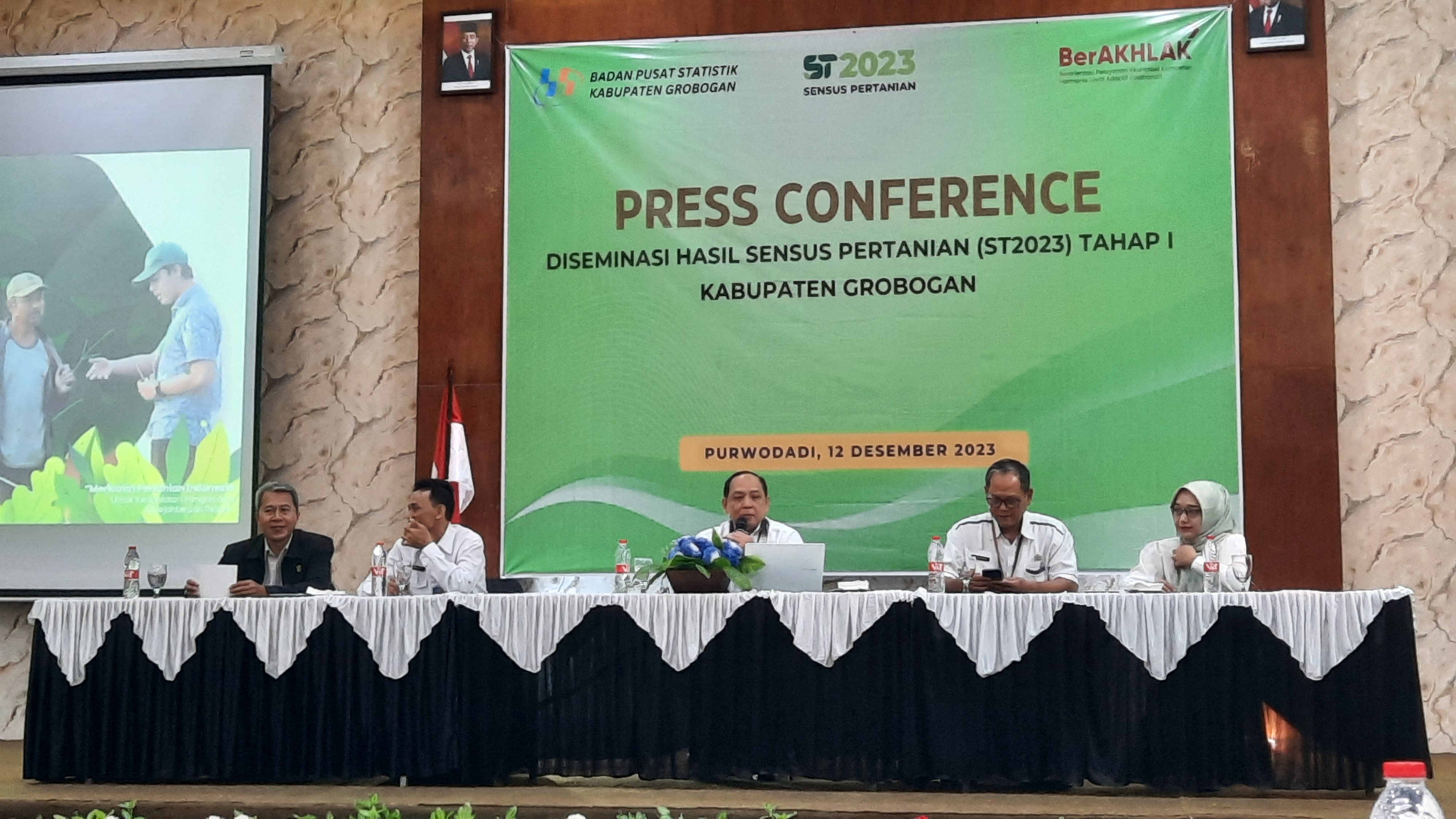 PRESSCON: BPS Grobogan saat mengadakan konferensi pers di Hotel Kyriad Grand Master Purwodadi, Selasa (12/12).