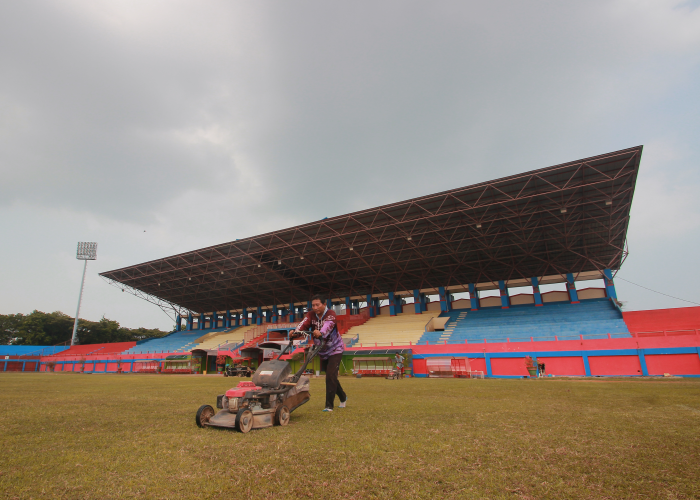 PINDAHAN: Petugas memotong Stadion GBK Jepara saat tidak dipakai pertandingan Liga 2.