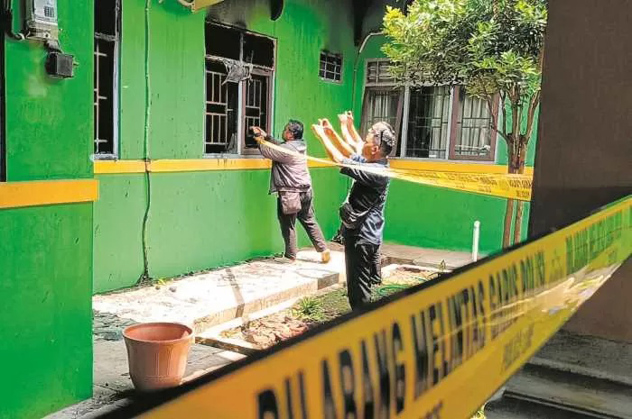 Kondisi Kantor Kecamatan Banyuputih, Kabupaten Batang, dibakar dan dirusak oleh orang tak dikenal.  DOK ISTIMEWA&nbsp;