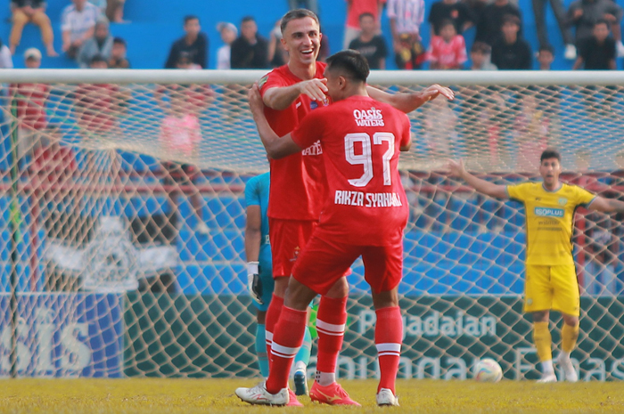 HARUS ABSEN: Bek Persijap Jepara Mojtaba Lotfi merayakan gol bersama rekan setimnya dalam pertandingan melawan Gresik United Minggu (10/12) lalu.