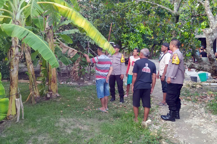 CEK LOKASI: Anggota Polsek Brati melakukan pengecekan lokasi tempat tiga orang terkena strum listrik di Desa Lemah Putih, Kecamatan Brati, Rabu (13/12).