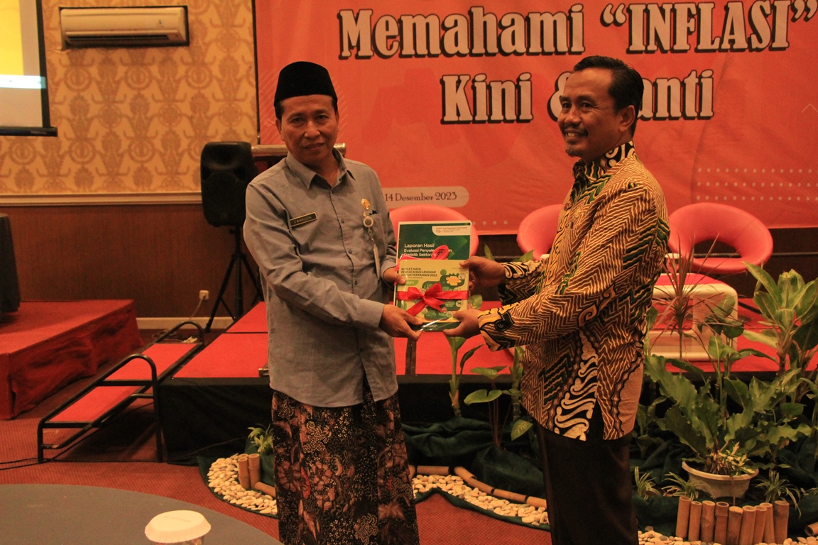 PAPARAN: Sekda Rembang, Fahrudin menerima buket produk sensus dari BPS Rembang, Kamis (14/12).