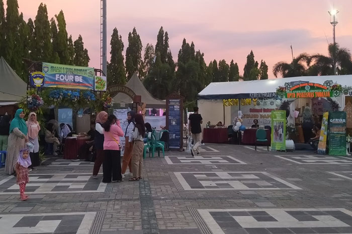 MERIAH: Para warga mengunjungi stan-stan di pameran Kre nova di Alun-alun Blora yang ber langsung kemarin hingga hari ini.