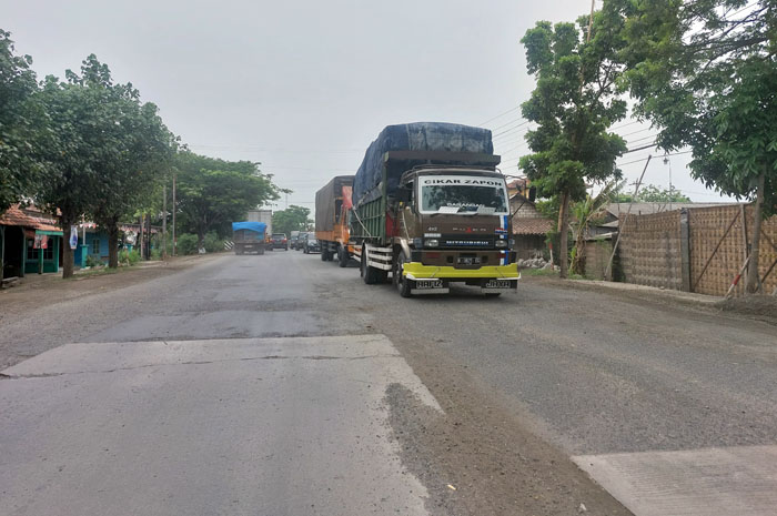 LEWAT: Truk terlihat ramai di jalur pantura Pati-Rembang turut Desa Raci, Batangan belum lama ini.