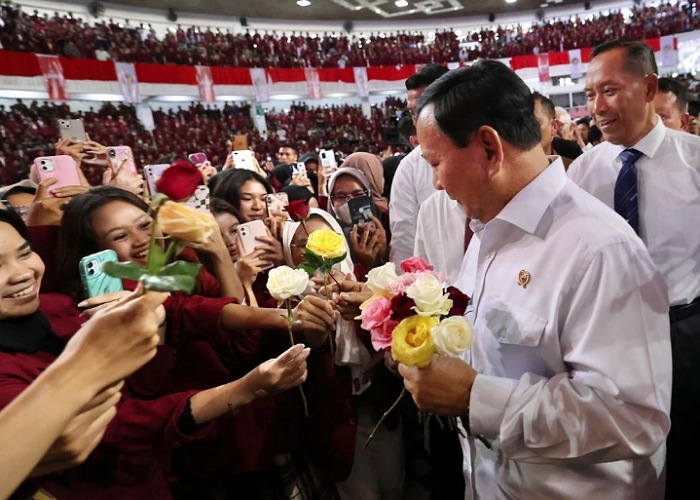 IDOLA ANAK MUDA: Capres Prabowo Subianto menyapa mahasiswa.