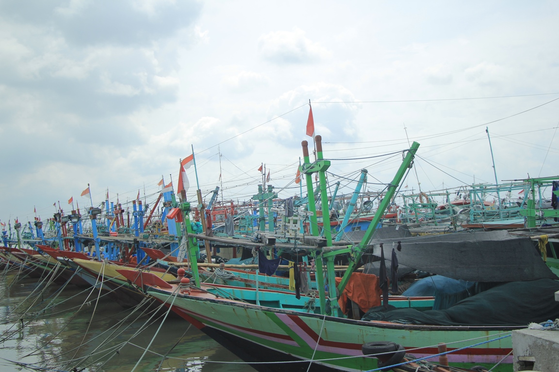 BERSANDAR: Sejumlah kapal berukuran besar bersandar di dermaga Tasikagung Rembang.