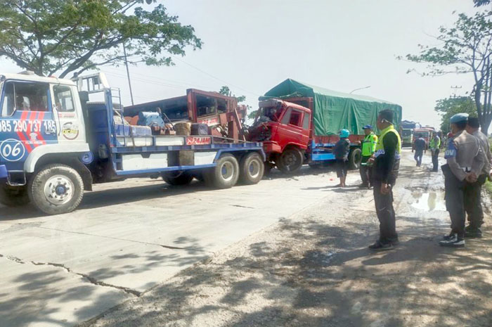 Truk tronton yang terlibat adu banteng dengan bus Sinar Mandiri di Jalur Pantura Rembang dievakuasi petugas.