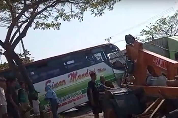 EVAKUASI: Petugas sedang mengevakuasi truk tronton&nbsp;dan Bus Sinar Mandiri yang terlibat kecelakaan di Jalur Pantura Rembang, MInggu (17/12).&nbsp;