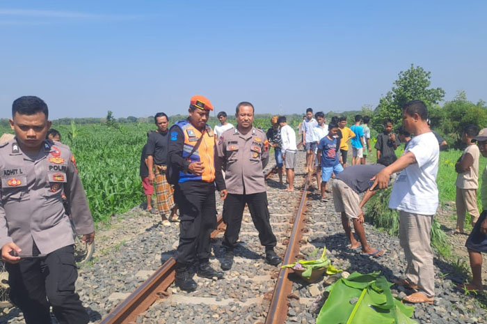 IDENTIFIKASI: Anggota Polsek Tanggungharjo melakukan identifikasi dan olah TKP kecelakaan KAI di Desa Sugihmanik, Kecamatan Tanggungaharjo, Minggu (17/12).