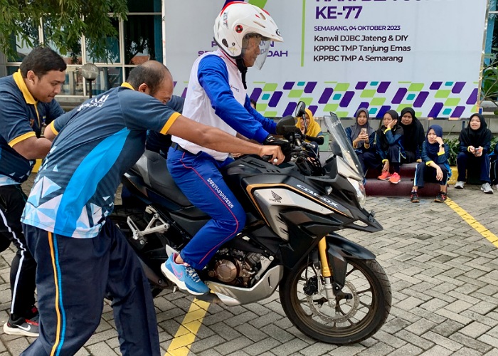 SAFETY RIDING: Instruktur memberi contoh cara mengerem.