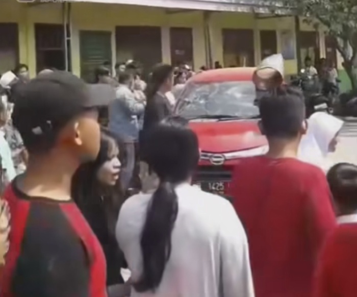 Mobil Merah yang Halangi Jalan Pemadam Kebakaran di Bekasi Diamuk Massa