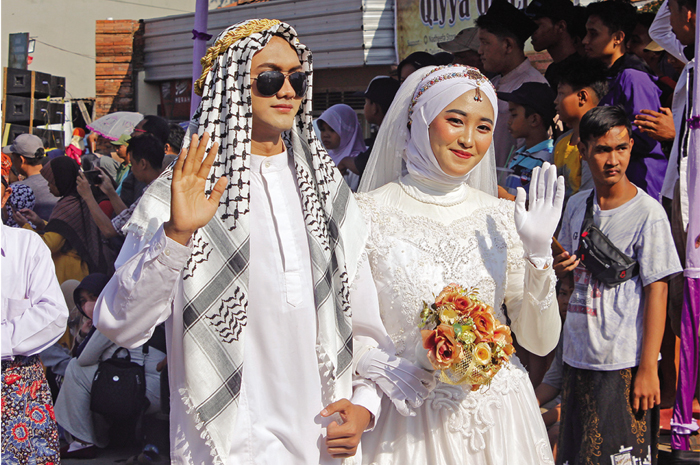 BUSANA TOTO KAJI: Peraga pakaian adat pengantin khas Kudus saat mengikuti Festival Ampyang.