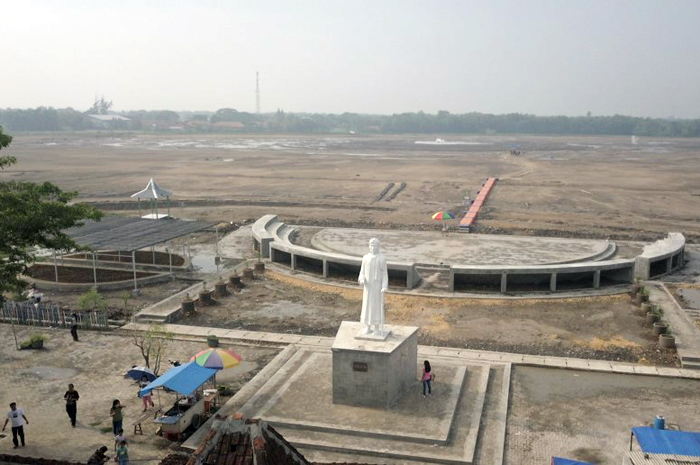 MENARIK: Salah satu ikon patung Ajisaka di area destinasi wisata Bledug Kuwu.