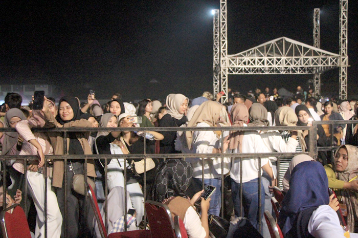 HAUS HIBURAN: Masyarakat Rembang berjubel menonton acara konser yang digelar di Stadion Krida Rembang baru-baru ini.