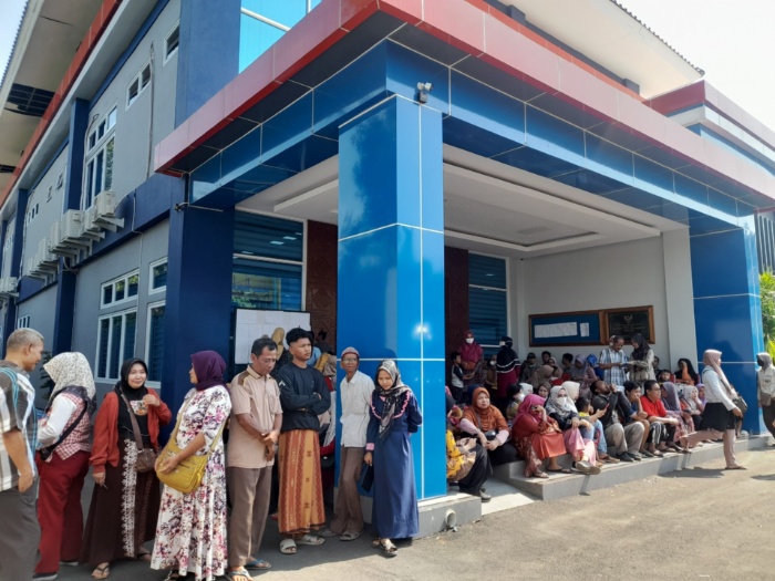 ANTREAN: Nasabah dari berbagai kecamatan mendatangi Bank Jepara Artha untuk mengantre nomor pengambilan tabungan.