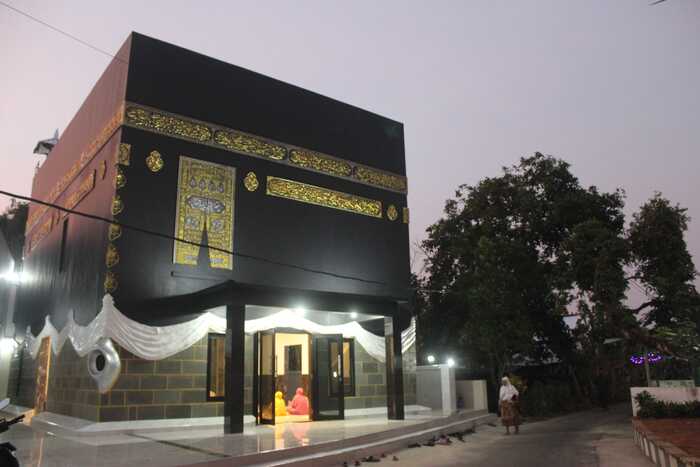 HIJR ISMAIL: Sumanto memperlihatkan bangunan masjid yang dibuat menyerupai hijr Ismail.