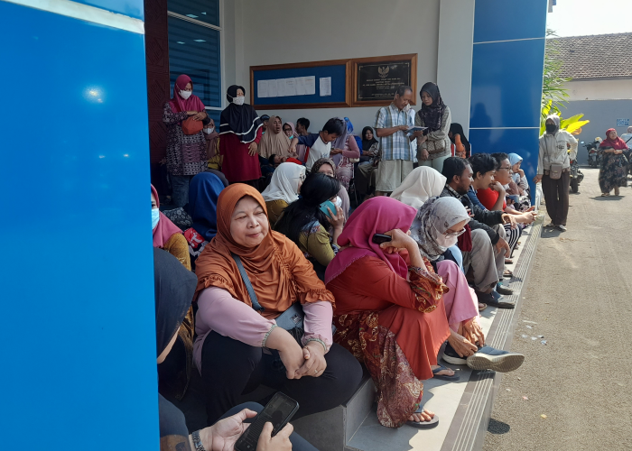 ANTREAN: Nasabah dari berbagai kecamatan mendatangi &nbsp;PT BPR Bank Jepara Artha (Perseroda) untuk mengantre nomor pengambilan tabungan.