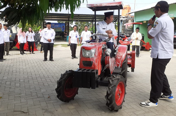 JAJAL: Bupati Rembang Abdul Hafidz mencoba traktor di bantuan sebelum dibagikan pada kelompok tani, Rabu (20/12).