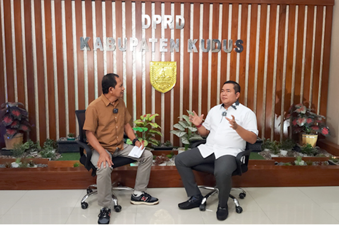 PERENCANAAN MATANG: DPRD Kudus Masan (kanan) memberikan keterangan kepada Direktur Radar Kudus Baehaqi dalam acara Jateng Talk.