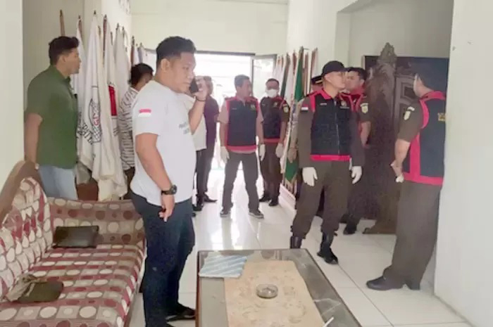 DIPERIKSA: Tim satuan khusus pemberantasan korupsi Kejari Kudus memeriksa dan menggeledah Kantor KONI Kudus beberapa waktu lalu.