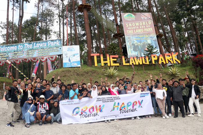 KELUARGA BESAR: Direktur Radar Kudus Baehaqi bersama karyawan Radar Kudus foto bersama di depan The Lawu Park Senin (18/12).