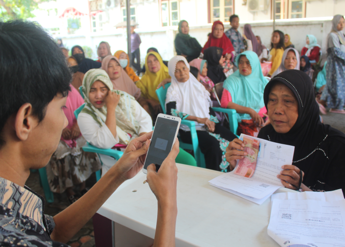TERIMA: Seorang warga asal Kecamatan Jepara memeroleh BLT El Nino yang diterima di Kantor Pos Indonesia pada Kamis (21/12).