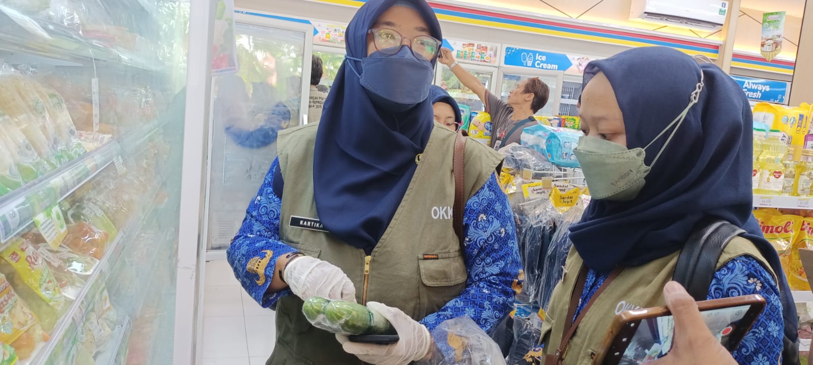 SIDAK: Petugas gabungan dari Disperindag, Disnakkan, dan Dinkes Grobogan saat melakukan sidak pada Kamis (22/12).