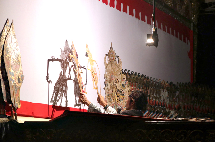 PAGELARAN: Wayang Krucil hampir punah dan dipentaskan di Alun-alun Blora, kemarin.