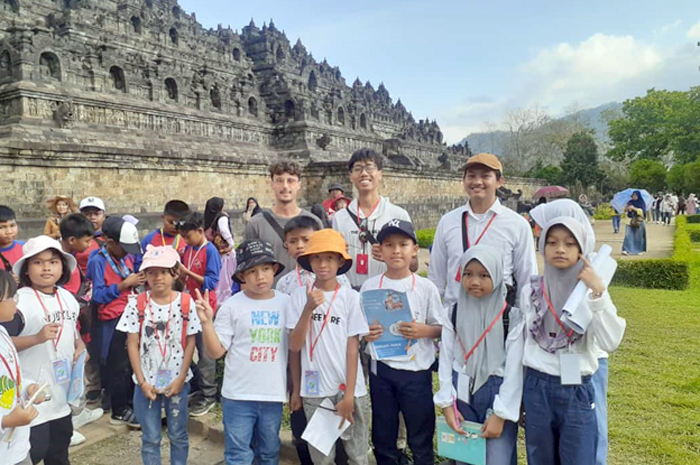 HUNTING CLASS: Para siswa Excellent Course berada di Candi Borobudur bersama dengan turis. Ini merupakan program Annual English, yakni berkomunikasi langsung dengan wisatawan mancanegara.