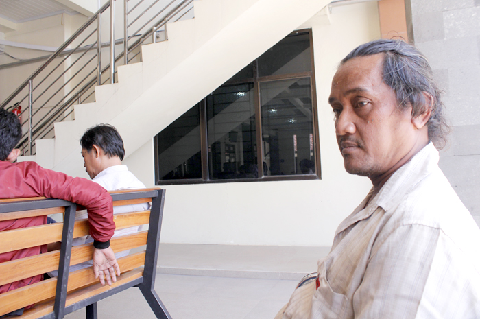 TAK KUNJUNG DI PUTUS: Salah satu penggugat atau pihak korban penipuan Perumahan Graha Alka Kudus Didik saat ditemui di Pengadilan Negeri Kudus kemarin.