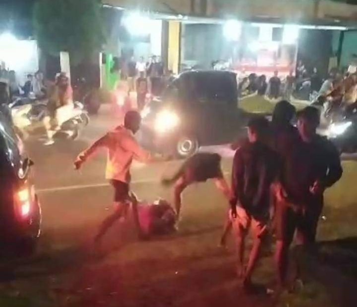 RUSUH: Sejumlah pemuda terlibat kericuhan saat menonton pentas musik di Lapangan Ngabul, Tahunan, kemarin malam (22/12).