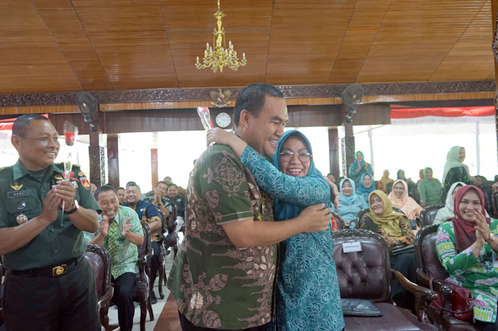 UNGKAPAN SAYANG: Bupati Blora Arief Rohman dan istri Ainia Shalichah Arief Rohman memamerkan kemesraannya saat Seminar Gerakan Ayah Menyayangi Ibu di pendapa kemarin.