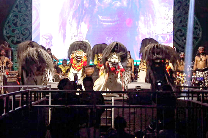 MERIAH: Penampilan barongan di Taman Tuk Buntung, Cepu, Blora, dalam rangka memeriahkan Hari Jadi ke-274 Kabupaten Blora kemarin malam.