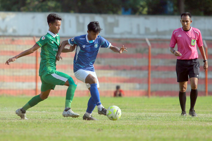 BURU ASA: Pemain Persiku (kanan) tampil ngotot mempertahankan bola saat menjamu Persip Pekalongan di Stadion Wergu Wetan beberapa waktu lalu.
