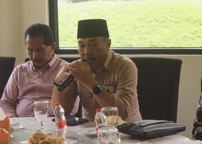 MENENANGKAN: Pj Bupati Edy Supriyanta dan Sekda Edy Sujatmiko dalam pers rilis di Gama Resto BSB Semarang pada Minggu (24/12).