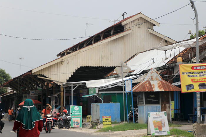 JADI KIOS: Pengendara sepeda motor melintas di depan Eks Stasiun Rembang yang menjadi deretan kios.