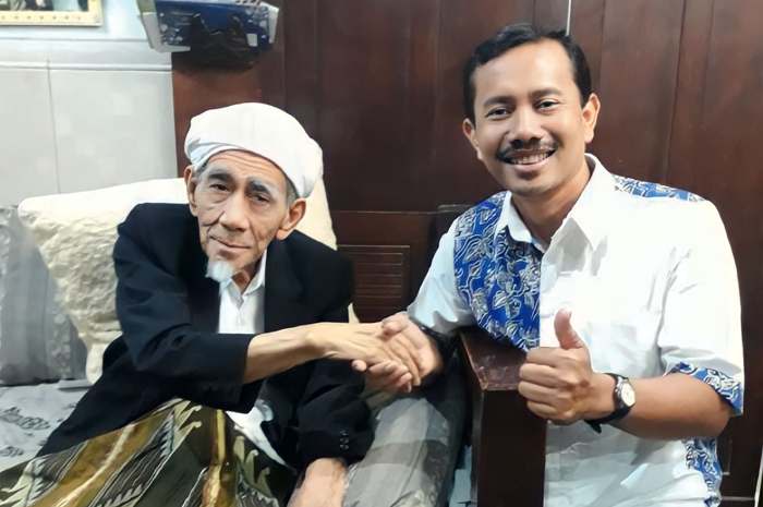 SOWAN: Dwi Susilo, salah satu pengurus Gereja Katolik Santo Petrus dan Paulus Rembang berfoto bersama KH Maimoen Zubair (Almarhum).