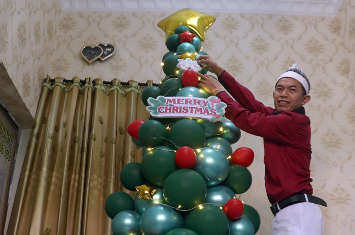 UNIK: Paulus Handoko merangkai balon dijadikan replika pohon Natal di Perumahan Muria Indah Kudus.