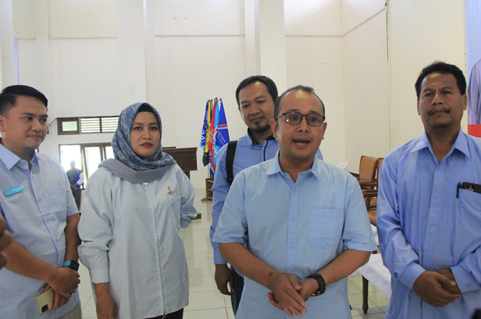 BUKA SUARA: M. Asrori (tengah) bersama ketua parpol pengusung pasangan PrabowoGibran meluapkan kekecewaan buntut gagalnya pengajian Gus Miftah dan Denny Caknan.