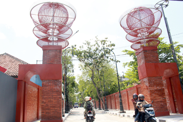 ESTETIK: Gerbang Kawasan Tematik dilengkapi dengan ikon lampu dan akan diresmikan pada pergantian tahun baru 2024.