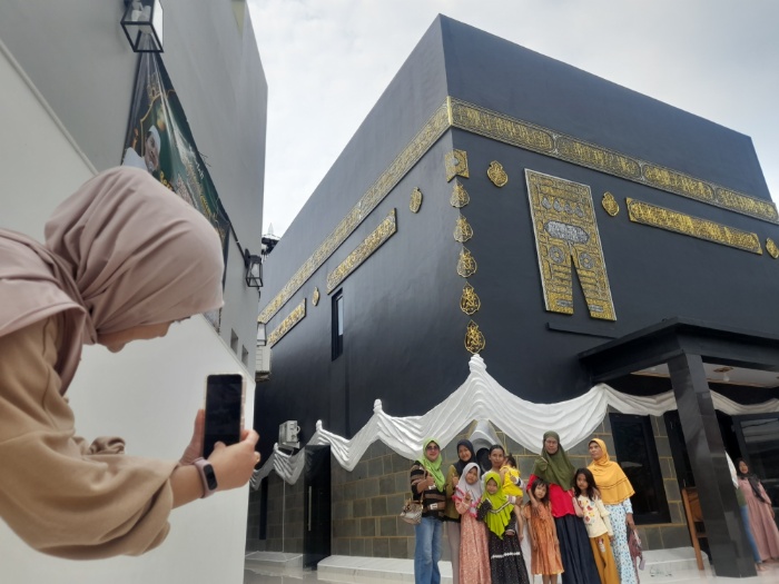 SWAFOTO: Wisatawan luar daerah berfoto di depan masjid dengan nuansa kakbah di Mulyoharjo (26/12).