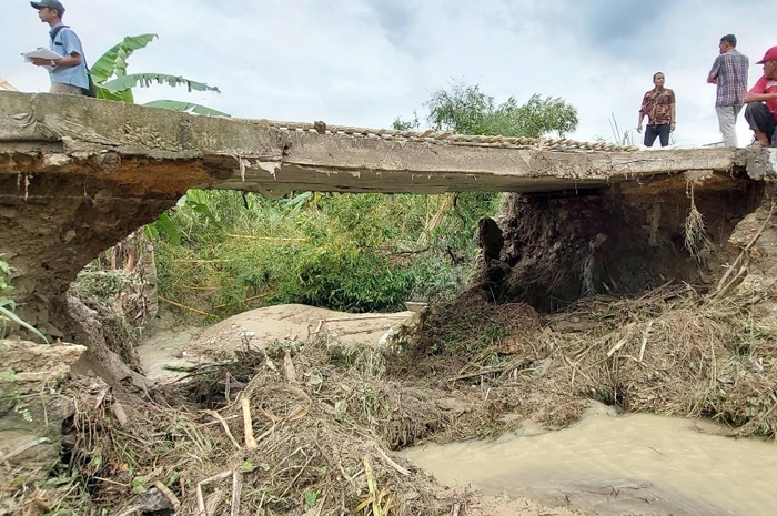 RUSAK: Kondisi kerusakan jalan dan jembatan di Jalan Keyongan-Suwatu yang baru ditangani darurat.