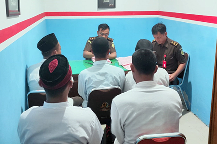 PENYERAHAN BERKAS: Lima tersangka pengeroyokan TNI dan berkas penyidikan di serahkan Kejari Grobogan dari penyidik Polres Grobogan.