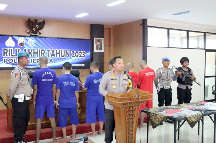 Kapolres Jepara AKBP Wahyu Nugroho Setyawan&nbsp;saat menggelar konferensi pers akhir tahun di Aula Mapolres Jepara, Jumat (29/12).